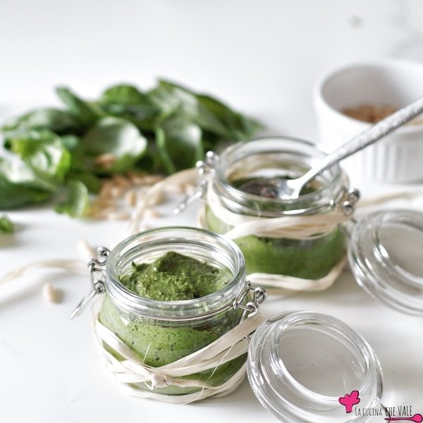 La pausa pranzo in ufficio rappresenta spesso una sfida quotidiana, sospesa tra il desiderio di un pasto gratificante e la necessità di una soluzione rapida e pratica.